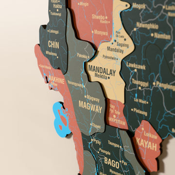 Myanmar ahşap haritasında Sage renk katmanlı bölgeler ve isimler, yakın plan