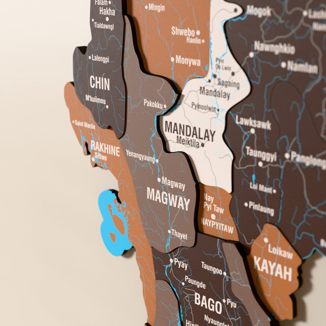 Myanmar ahşap haritasında Soil renk katmanlı bölgeler ve isimler, yakın plan