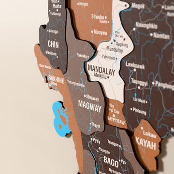Myanmar ahşap haritasında Soil renk katmanlı bölgeler ve isimler, yakın plan