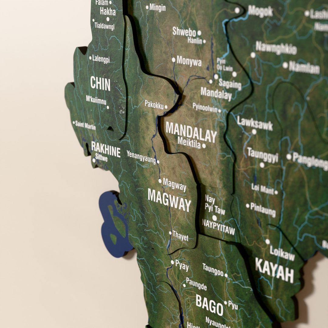 Myanmar ahşap haritasında uydu görüntülü katmanlı bölgeler ve isimler, yakın plan