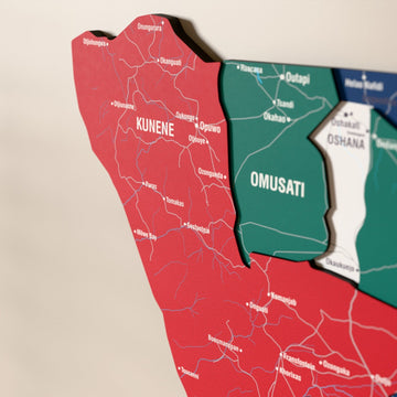 Namibya ahşap haritasında bayrak renkli katmanlı bölgeler ve isimler, yakın plan