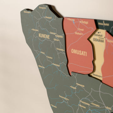 Namibya ahşap haritasında Sage renk katmanlı bölgeler ve isimler, yakın plan