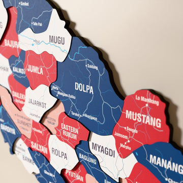 Nepal ahşap haritasında bayrak renkli katmanlı bölgeler ve isimler, yakın plan