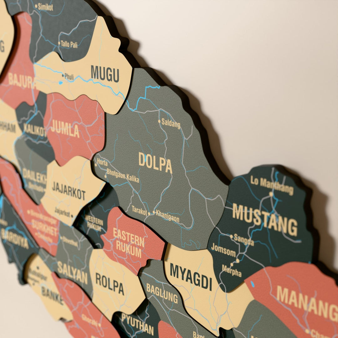 Nepal ahşap haritasında Sage renk katmanlı bölgeler ve isimler, yakın plan