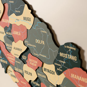 Nepal ahşap haritasında Sage renk katmanlı bölgeler ve isimler, yakın plan
