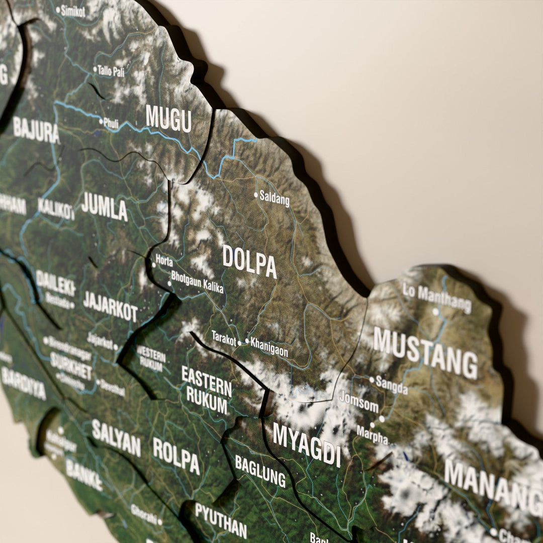Nepal ahşap haritasında uydu görüntülü katmanlı bölgeler ve isimler, yakın plan