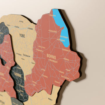 Nijerya ahşap haritasında Sage renk katmanlı bölgeler ve isimler, yakın plan