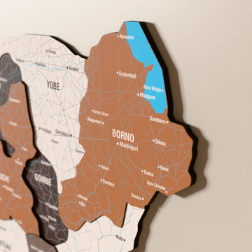 Nijerya ahşap haritasında Soil renk katmanlı bölgeler ve isimler, yakın plan