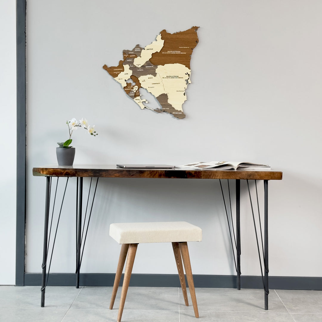 Nikaragua ahşap duvar haritası, 60x58 cm, çalışma masasının üzerindeki duvarda, orkide yanında