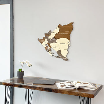 Epoksi yüzeyli masanın üzerine asılmış Nikaragua ahşap duvar haritası, 90x88 cm, yakın çekim oda