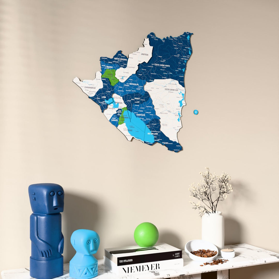 Nikaragua UV baskılı ahşap harita, bayrak renkli, konsol ve biblolarla bej duvarda