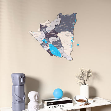 Nikaragua UV baskılı ahşap harita, Nimbus renk, konsol ve biblolarla bej duvarda
