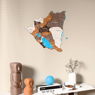 Nikaragua UV baskılı ahşap harita, Soil renk, konsol ve biblolarla bej duvarda