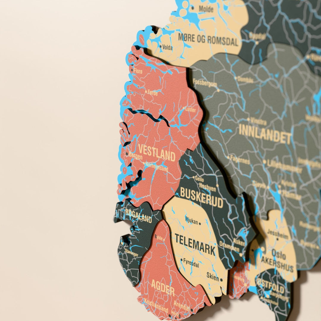 Norveç ahşap haritasında Sage renk katmanlı bölgeler ve isimler, yakın plan