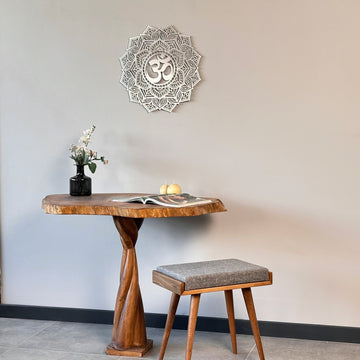 Küçük gümüş OM mandala metal tablo, 33x33 cm, ince ayaklı masa ve pufun üzerinde, uzak çekim