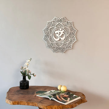 Gümüş renkli OM mandala metal tablo, orkideli vazo ve kütük masa ile yakın oda görünümü