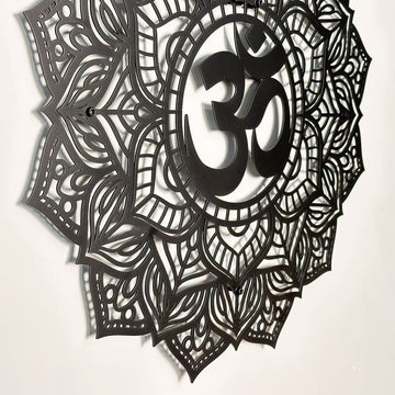 Siyah OM mandala metal tablonun yandan yakın çekim detayı, oyma desen ve duvara montaj noktası