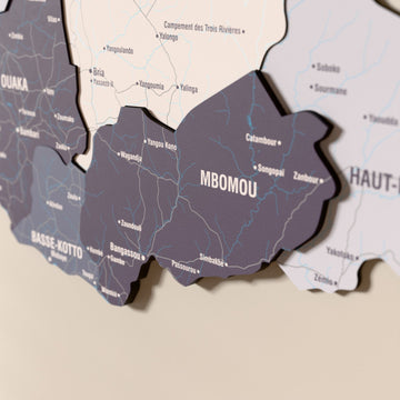 Orta Afrika Cumhuriyeti ahşap haritasında Nimbus renk katmanlı bölgeler ve isimler, yakın plan