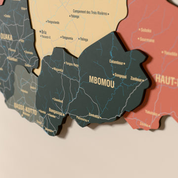 Orta Afrika Cumhuriyeti ahşap haritasında Sage renk katmanlı bölgeler ve isimler, yakın plan