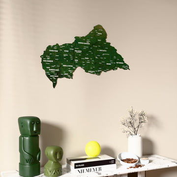 Orta Afrika Cumhuriyeti UV baskılı ahşap harita, uydu görüntülü, konsol ve biblolarla bej duvarda