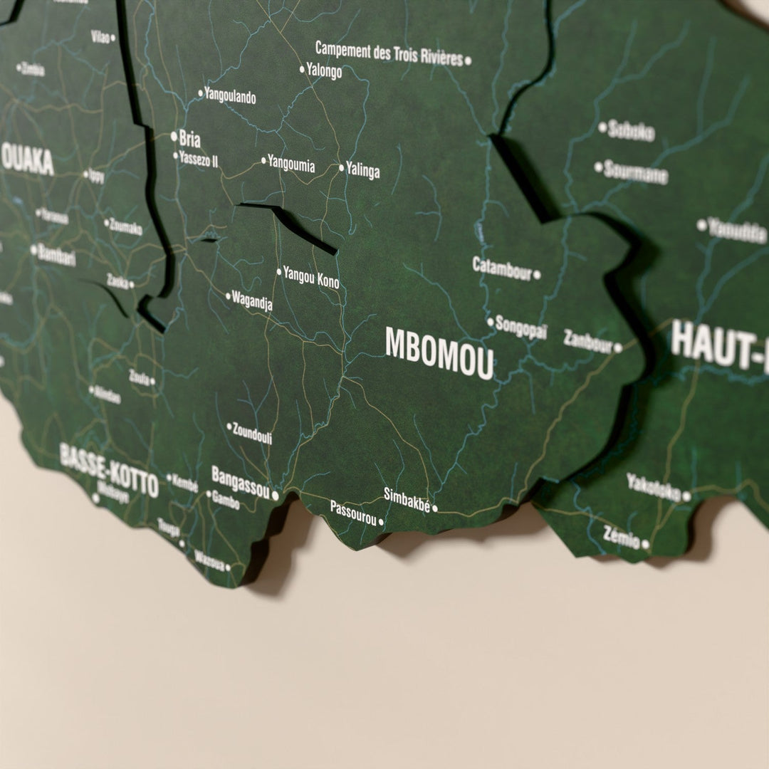 Orta Afrika Cumhuriyeti ahşap haritasında uydu görüntülü katmanlı bölgeler ve isimler, yakın plan