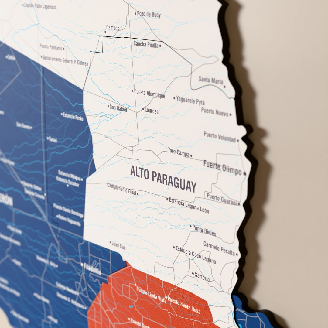 Paraguay ahşap haritasında bayrak renkli katmanlı bölgeler ve isimler, yakın plan