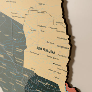 Paraguay ahşap haritasında Sage renk katmanlı bölgeler ve isimler, yakın plan