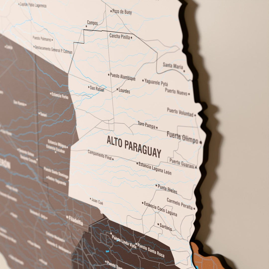 Paraguay ahşap haritasında Soil renk katmanlı bölgeler ve isimler, yakın plan