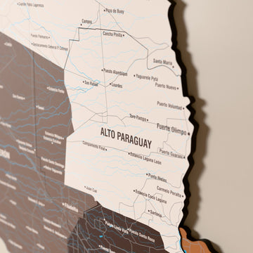 Paraguay ahşap haritasında Soil renk katmanlı bölgeler ve isimler, yakın plan