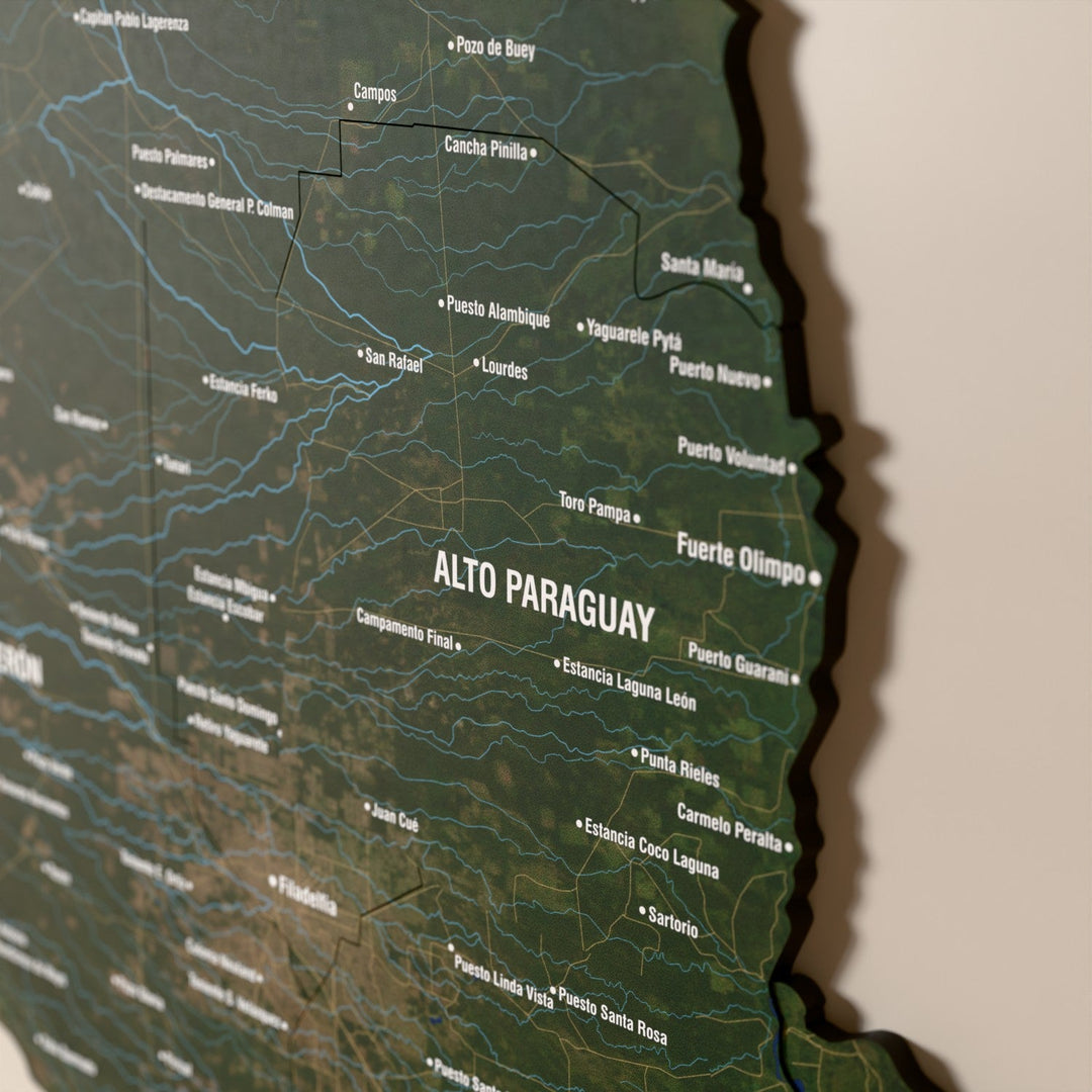 Paraguay ahşap haritasında uydu görüntülü katmanlı bölgeler ve isimler, yakın plan