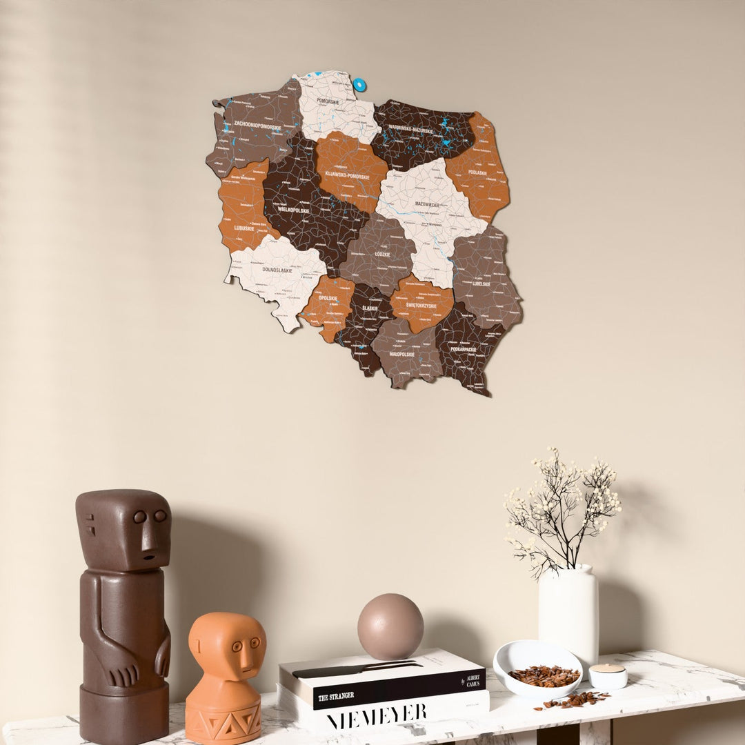 Polonya UV baskılı ahşap harita, Soil renk, konsol ve biblolarla bej duvarda