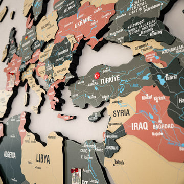 Sage haritada Türkiye, Suriye ve Irak bölgesinin yakın çekimi ve bayrak pinleri