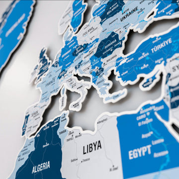 Navy renkli metal haritada Avrupa, Türkiye, Cezayir, Libya ve Mısır kabartma detayı