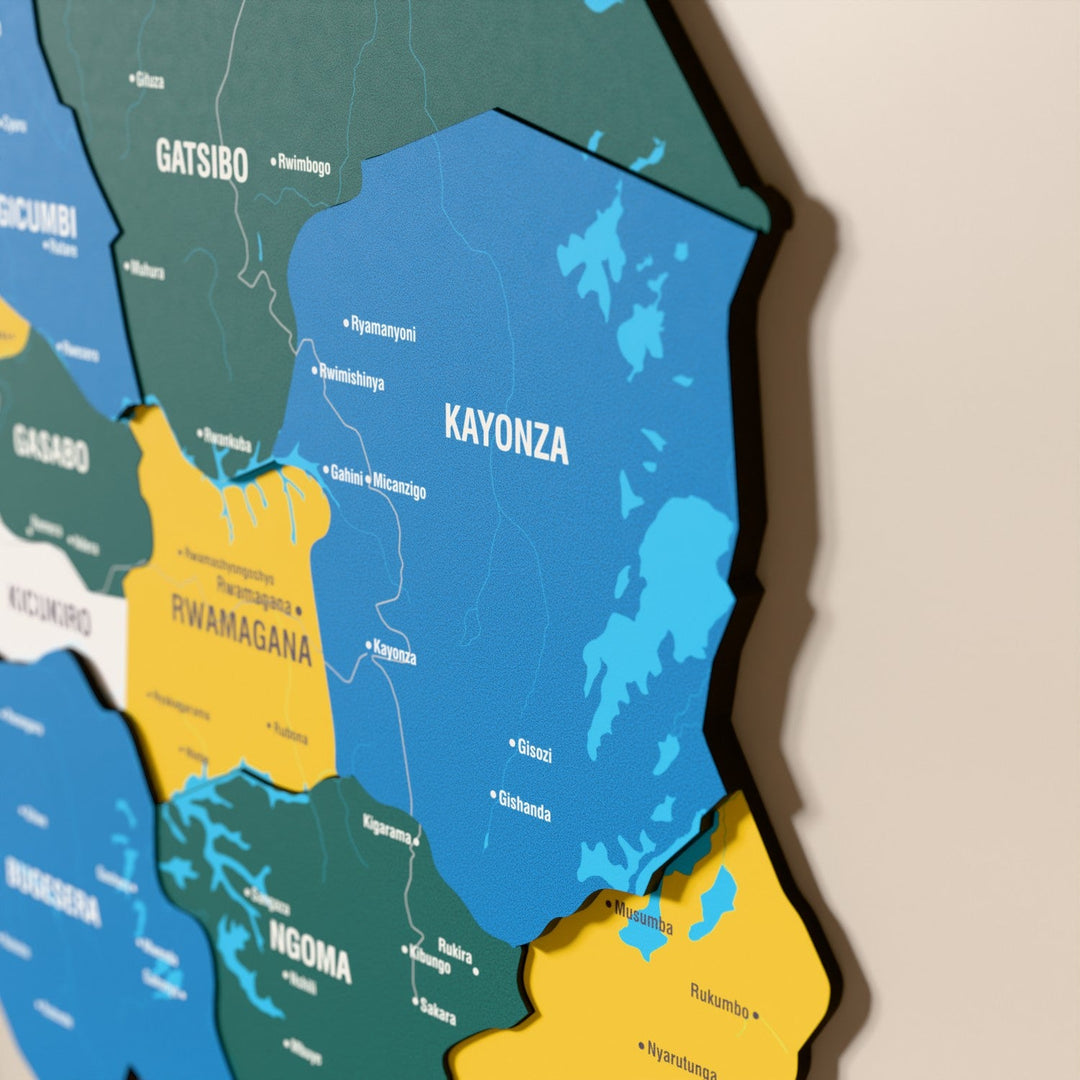 Ruanda ahşap haritasında bayrak renkli katmanlı bölgeler ve isimler, yakın plan