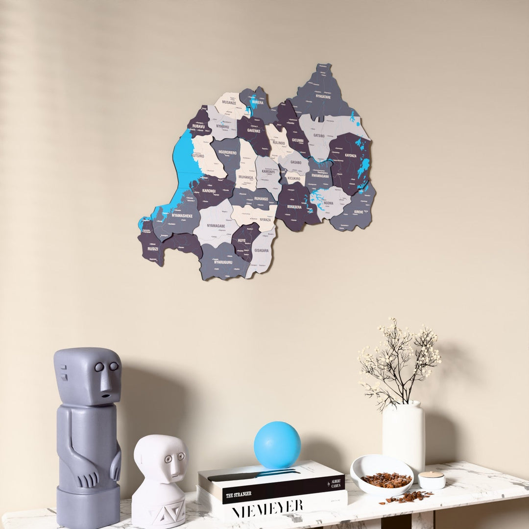 Ruanda UV baskılı ahşap harita, Nimbus renk, konsol ve biblolarla bej duvarda