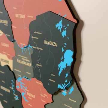Ruanda ahşap haritasında Sage renk katmanlı bölgeler ve isimler, yakın plan