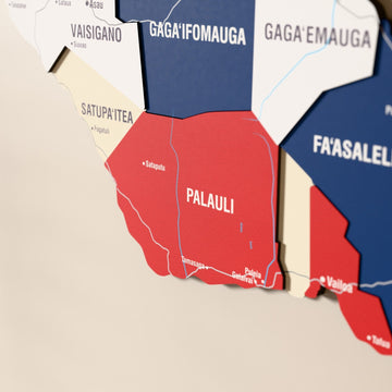 Samoa ahşap haritasında bayrak renkli katmanlı bölgeler ve isimler, yakın plan