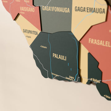 Samoa ahşap haritasında Sage renk katmanlı bölgeler ve isimler, yakın plan