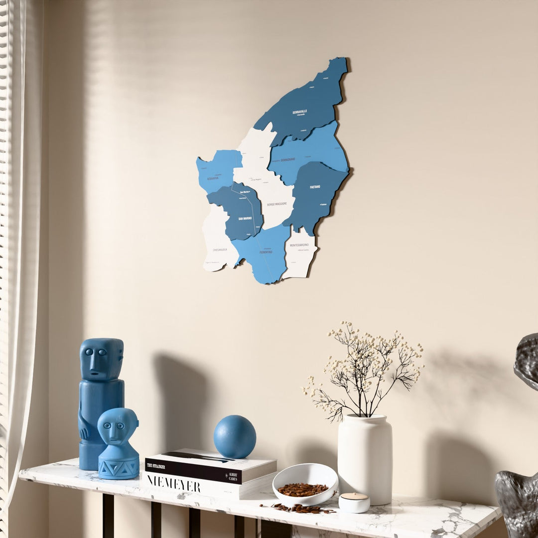 San Marino UV baskılı ahşap harita, bayrak renkli, tül perdenin yanında açılı görünüm