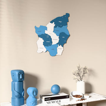 San Marino UV baskılı ahşap harita, bayrak renkli, konsol ve biblolarla bej duvarda