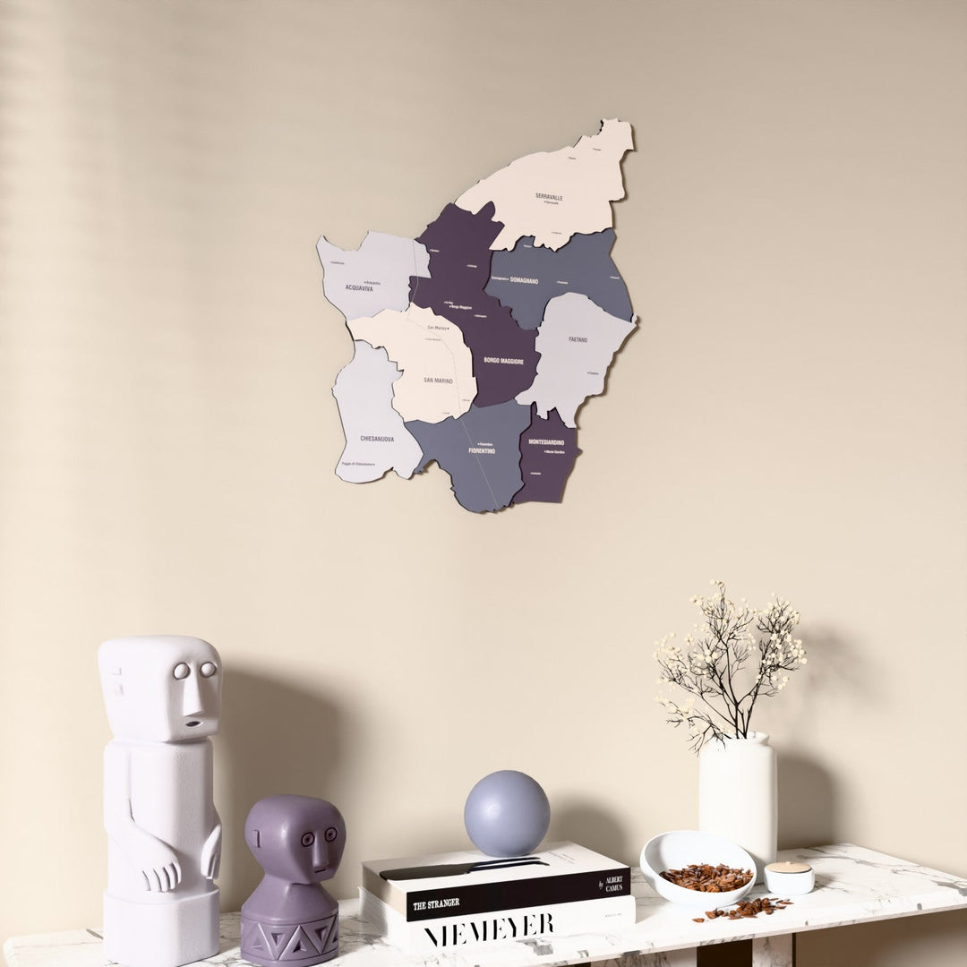 San Marino UV baskılı ahşap harita, Nimbus renk, konsol ve biblolarla bej duvarda