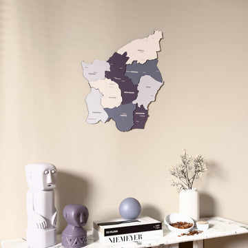 San Marino UV baskılı ahşap harita, Nimbus renk, konsol ve biblolarla bej duvarda
