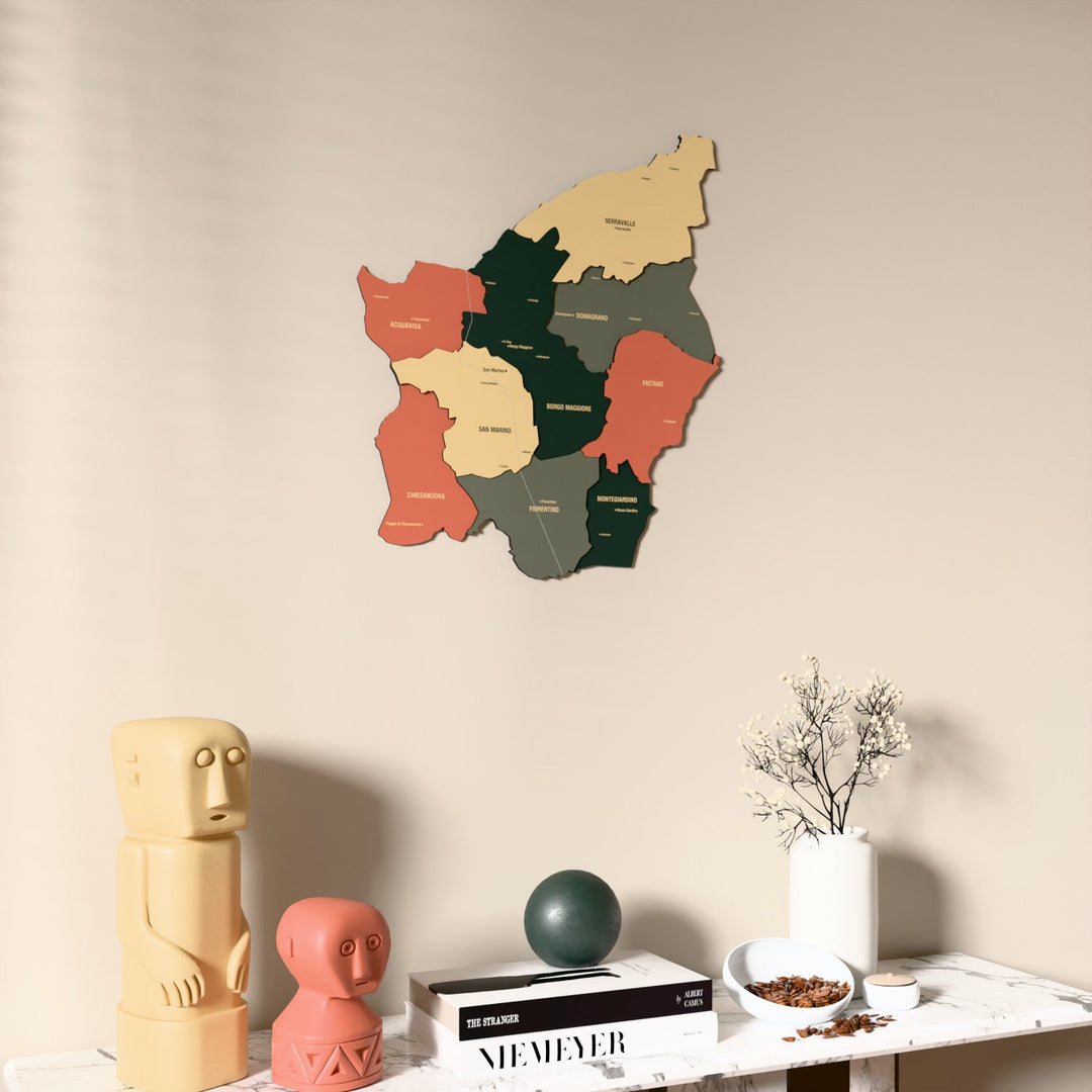 San Marino UV baskılı ahşap harita, Sage renk, konsol ve biblolarla bej duvarda