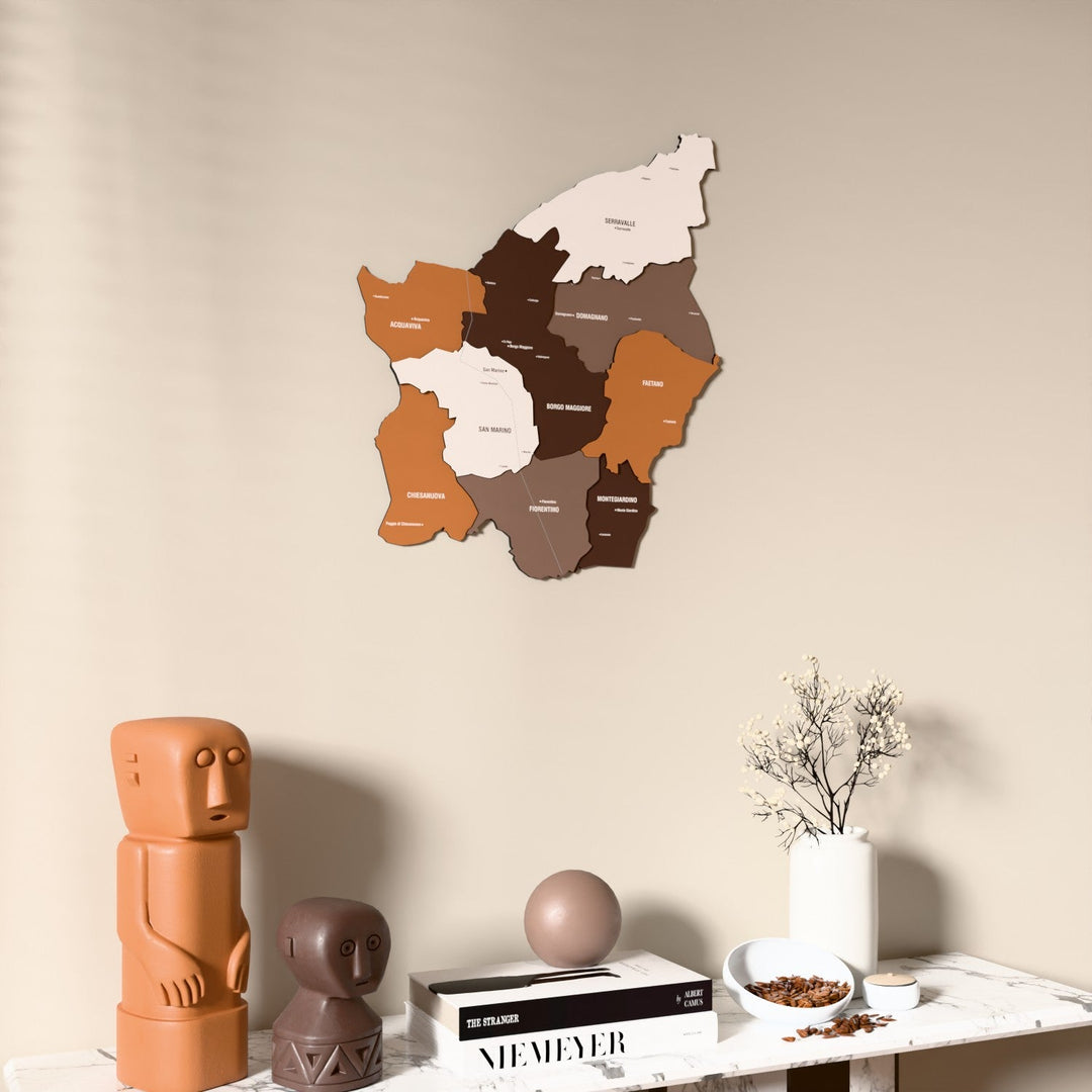 San Marino UV baskılı ahşap harita, Soil renk, konsol ve biblolarla bej duvarda