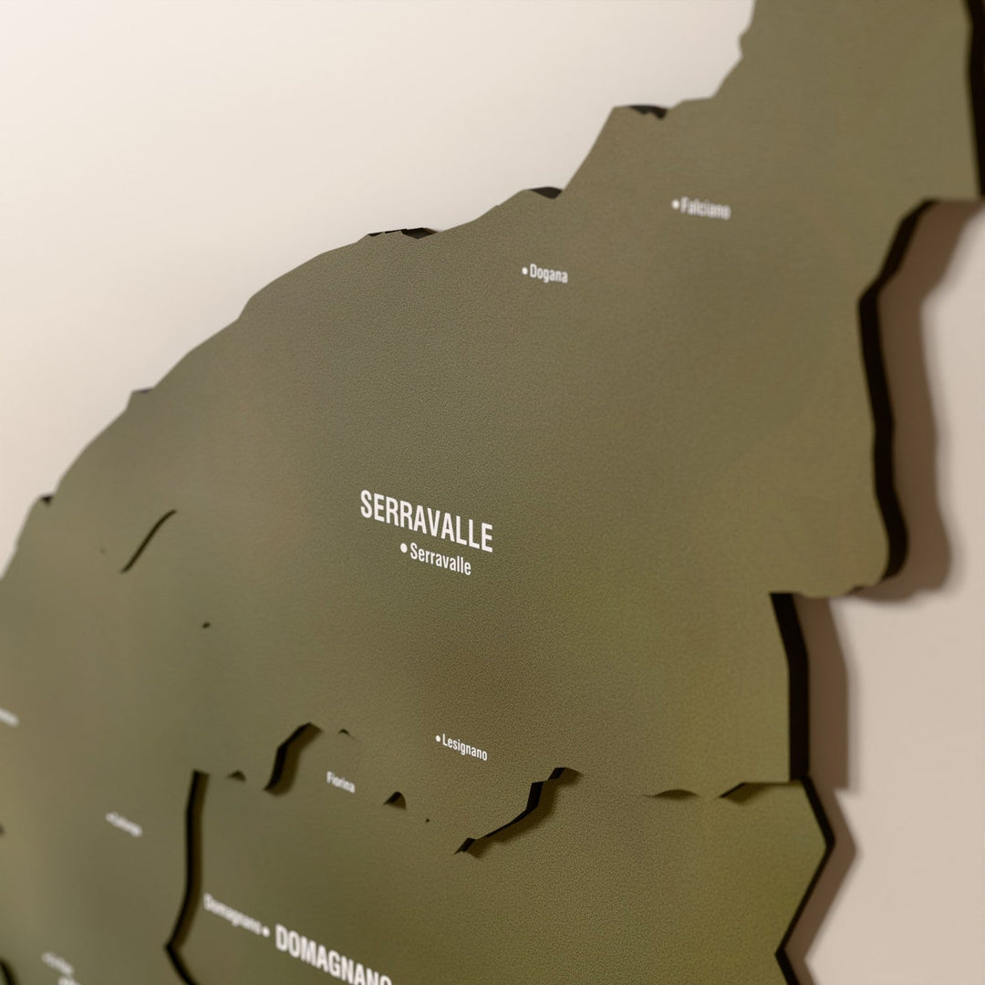 San Marino ahşap haritasında uydu görüntülü katmanlı bölgeler ve isimler, yakın plan