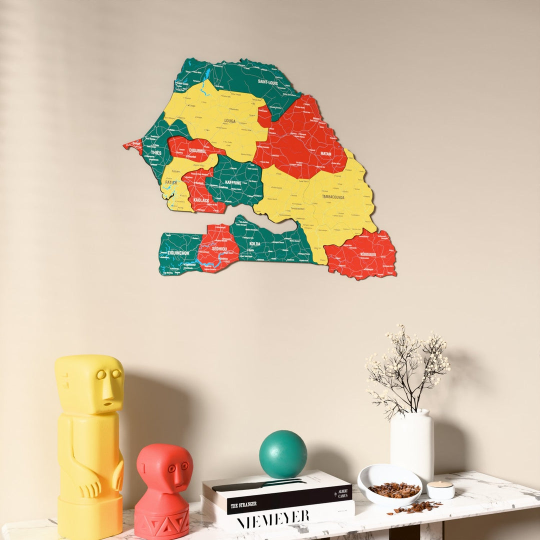 Senegal UV baskılı ahşap harita, bayrak renkli, konsol ve biblolarla bej duvarda