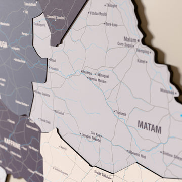 Senegal ahşap haritasında Nimbus renk katmanlı bölgeler ve isimler, yakın plan