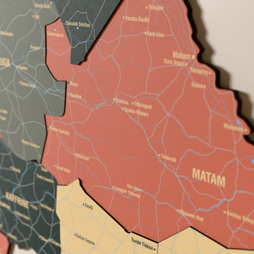 Senegal ahşap haritasında Sage renk katmanlı bölgeler ve isimler, yakın plan