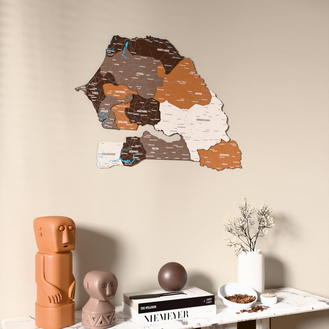 Senegal UV baskılı ahşap harita, Soil renk, konsol ve biblolarla bej duvarda