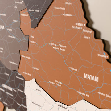 Senegal ahşap haritasında Soil renk katmanlı bölgeler ve isimler, yakın plan
